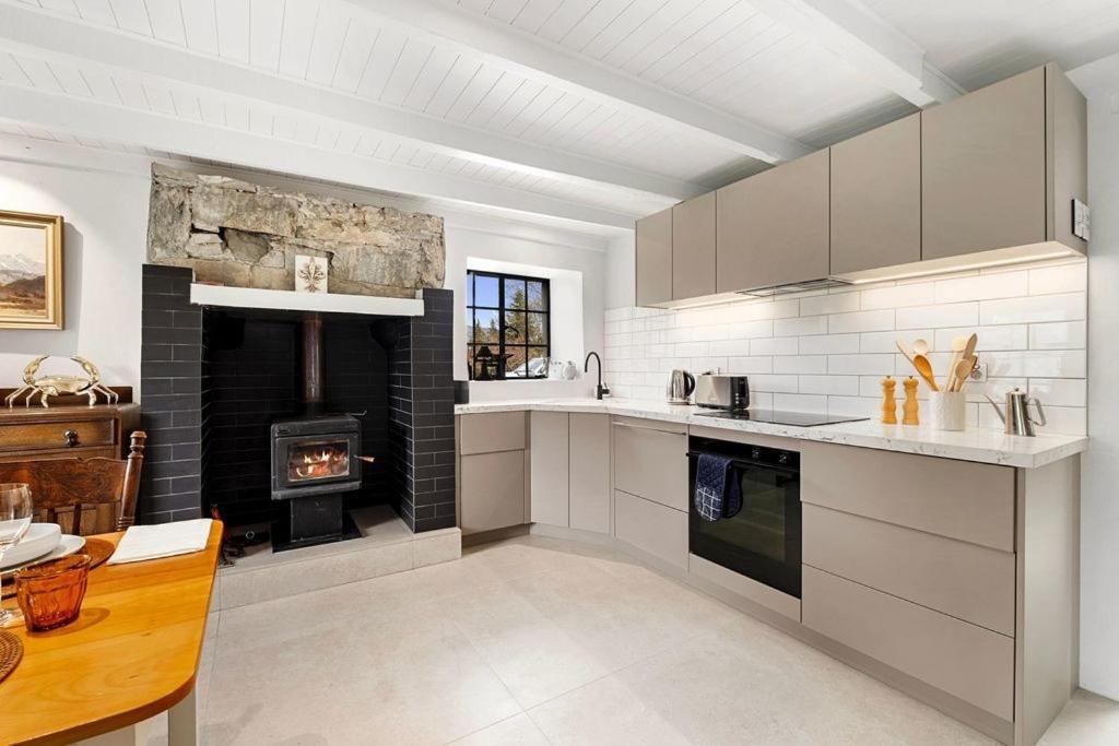 Wanaka Stone Cottage - Wanaka Holiday Home ภายนอก รูปภาพ